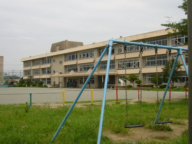 Primary school. Tsushiritsu Keiwa up to elementary school (elementary school) 572m