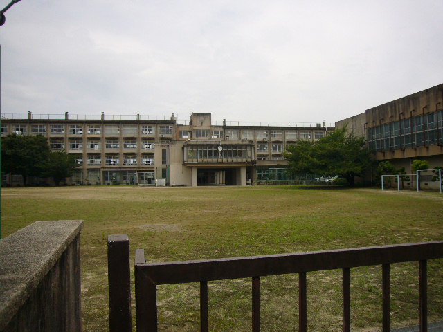 Junior high school. Tsushiritsu Higashikyo in the 730m until junior high school (junior high school)