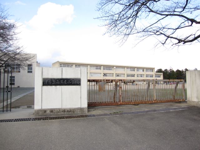 Primary school. Municipal Takajaya up to elementary school (elementary school) 2300m