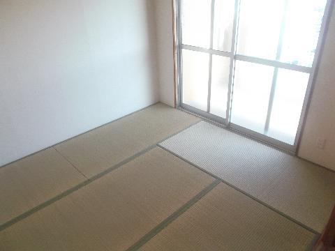 Non-living room. Floor plan changes to the Japanese-style room. Is attractive calm and peacefulness of the tatami unique