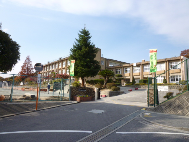 Primary school. 1348m to Tsu Municipal Nishigaoka elementary school (elementary school)