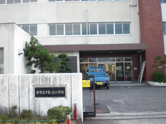 Primary school. Tsushiritsu Chisatogaoka until elementary school 1544m