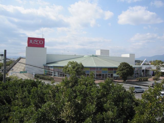 Shopping centre. 540m until ion (shopping center)