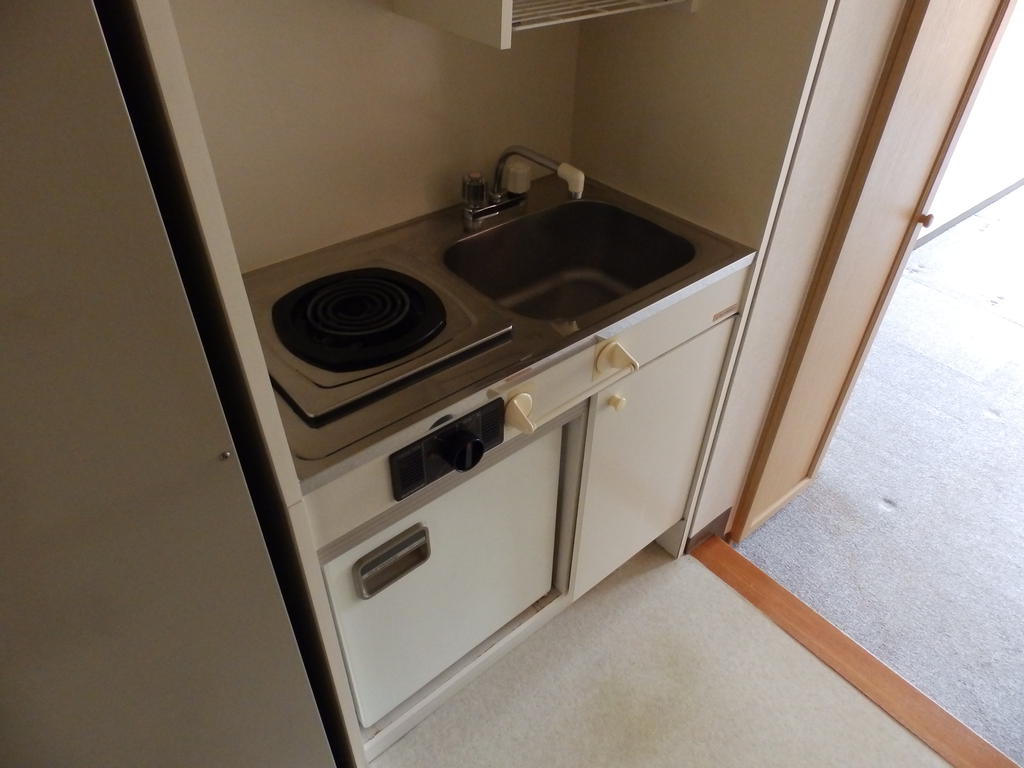 Kitchen. With electric stove