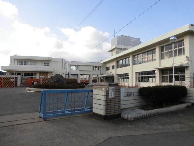 Primary school. 1300m until the Municipal Takaoka elementary school (elementary school)