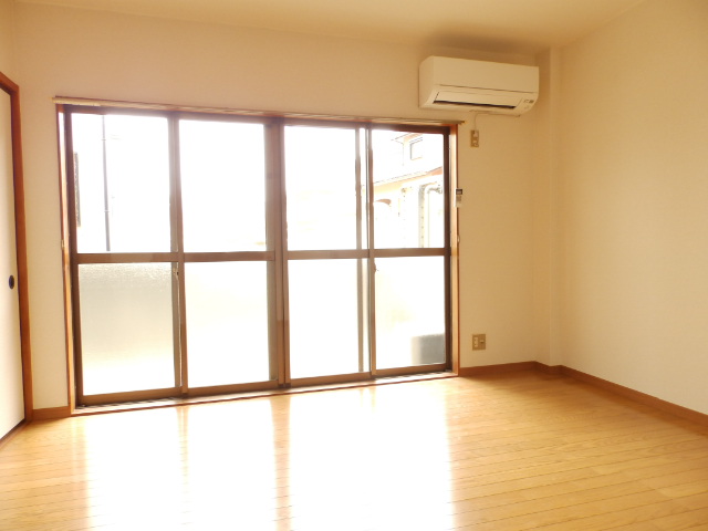 Other room space. Bright Western-style (* ^. ^ *) With air conditioning