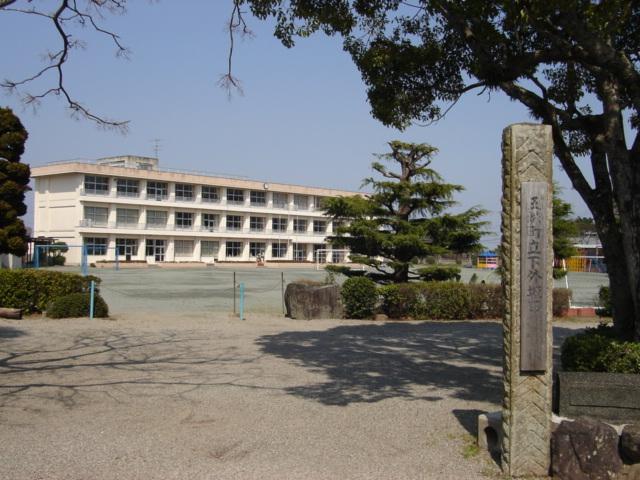 Primary school. Outside Shirota elementary school