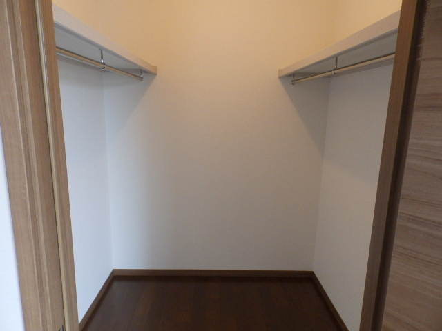 Receipt. Walk-in closet with depth! The room can also be used spacious!