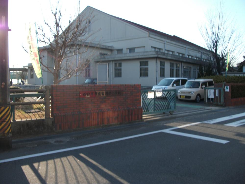 Primary school. 1000m to Yokkaichi Tatsutomi ShimaGen Elementary School