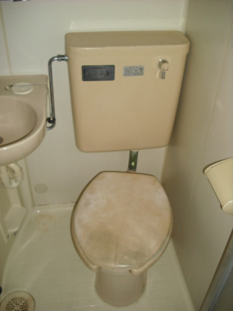 Toilet. At the time, it was not popular. . 3-point unit.