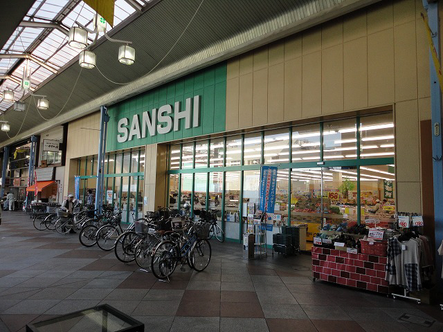 Supermarket. Sansi most town shop to (super) 540m