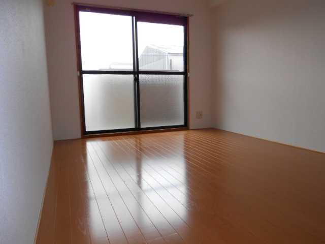 Other room space. South-facing Western-style, It is noticed that the color of the floor is different?