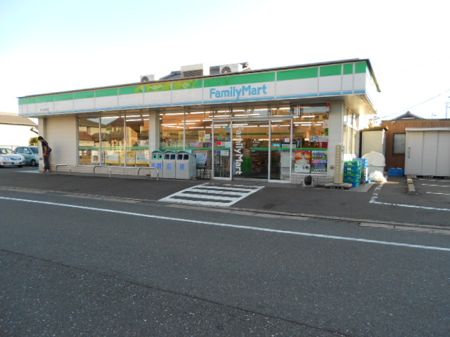 Convenience store. FamilyMart Yokkaichi alias store up (convenience store) 576m