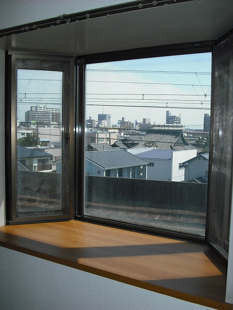 Living and room. Across terminal 10 meters of this bay window is Kintetsu train