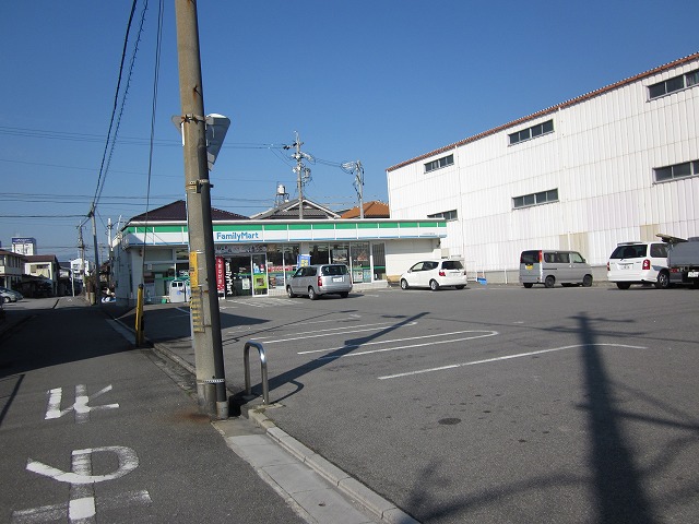 Convenience store. FamilyMart JR Yokkaichi Station store up (convenience store) 166m