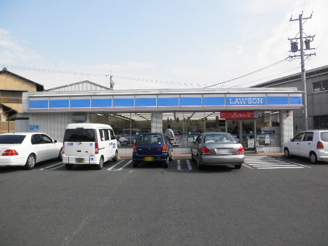 Convenience store. 587m until Lawson Yokkaichi Hazuyama store (convenience store)