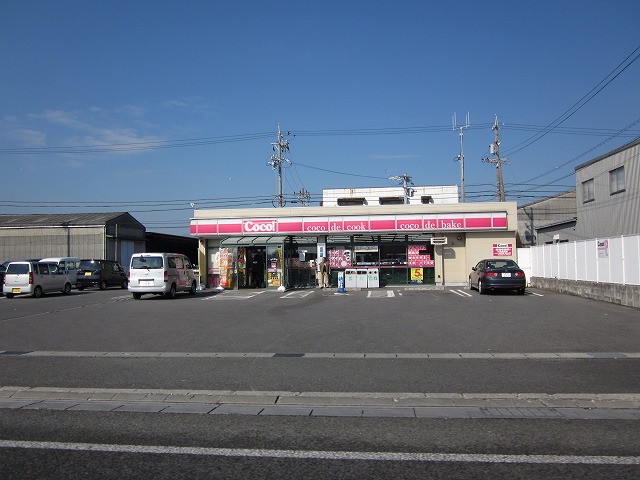 Convenience store. 292m to the Coco store Yokkaichi Nishiakuragawa store (convenience store)