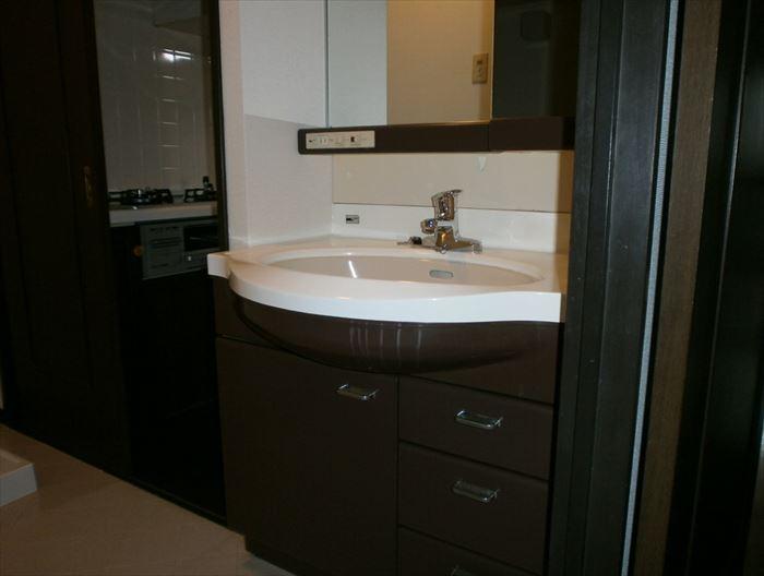 Wash basin, toilet. Washbasin exchanged Faucets