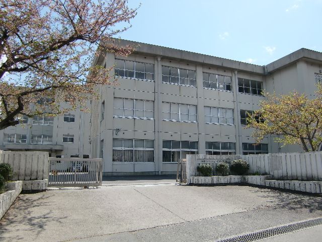 Junior high school. 3400m until the Municipal Sakura junior high school (junior high school)