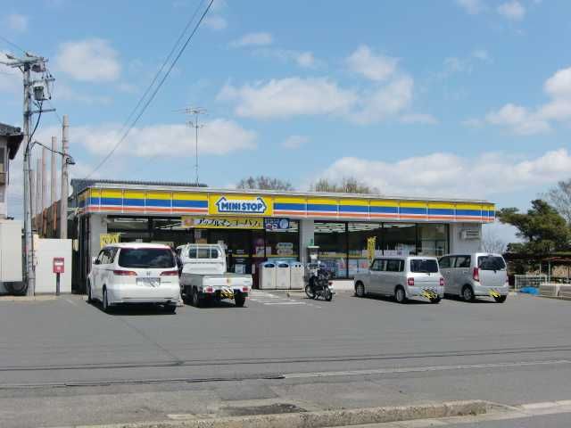 Convenience store. 300m until MINISTOP (convenience store)