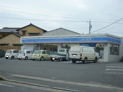 Convenience store. 400m until Lawson Yokkaichi Hazuyama store (convenience store)