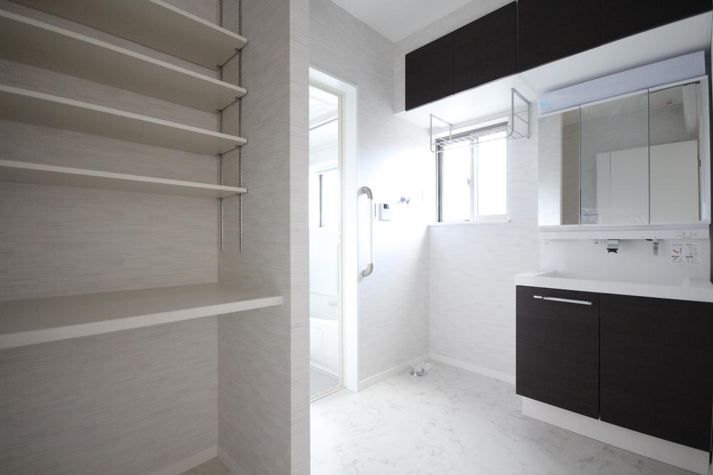 Wash basin, toilet. With storage Shampoo dresser Shampoo dresser that plenty can be stored in the back of the mirror.