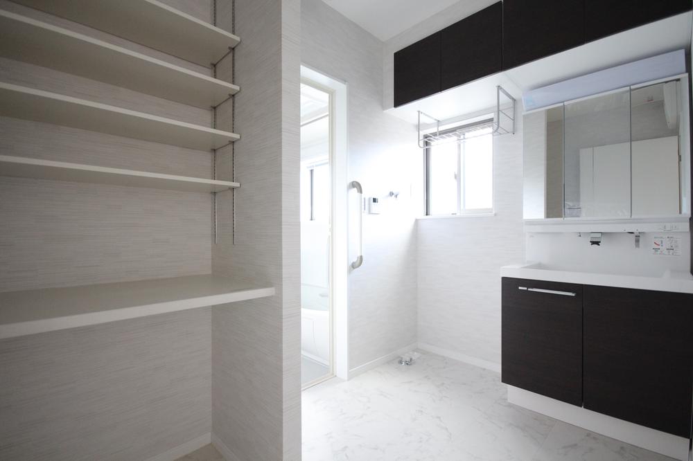 Wash basin, toilet. With storage Shampoo dresser Shampoo dresser that plenty can be stored in the back of the mirror. 