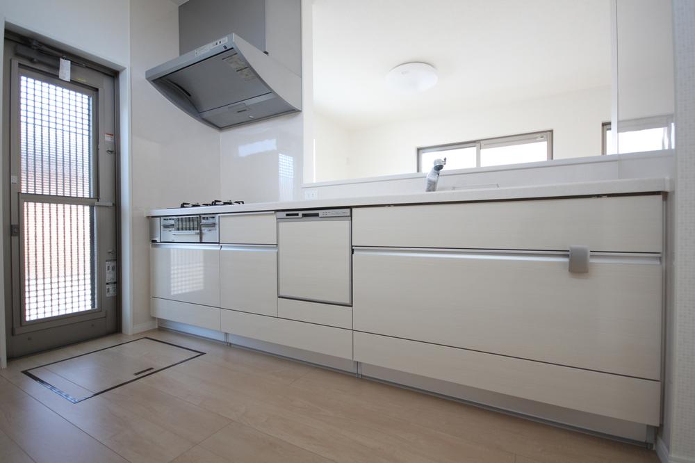 Kitchen. Kitchen Panel Easy to clean with less large-sized panel of joint. Strongly to scratch, Stubborn oil stains also wipe quick and people.