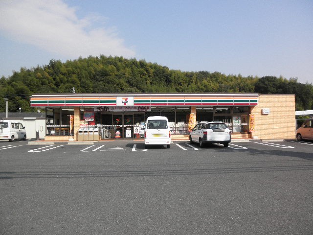 Convenience store. Seven-Eleven Yokkaichi Shimonomiya the town store (convenience store) to 771m