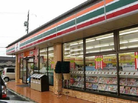 Other. Seven-Eleven Yokkaichi Kamiebi cho shop (other) up to 733m