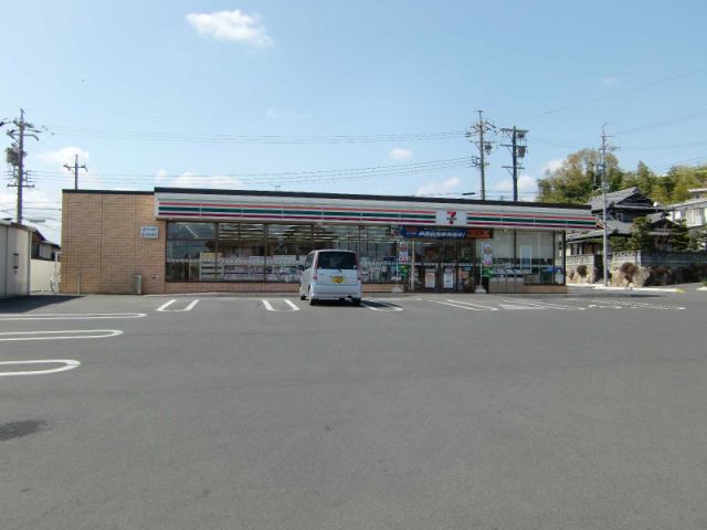 Convenience store. 300m to Seven-Eleven (convenience store)