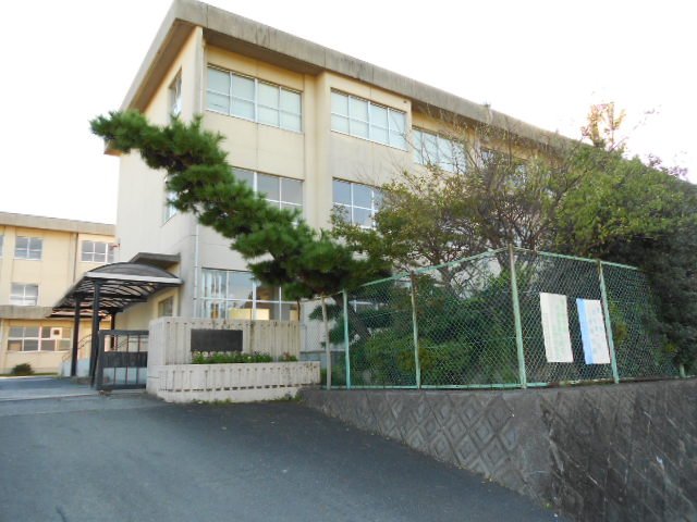 Junior high school. 880m to private Akatsuki junior high school (junior high school)