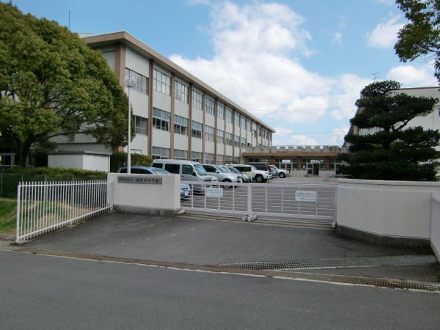 Junior high school. Municipal Nishisasagawa until junior high school (junior high school) 450m