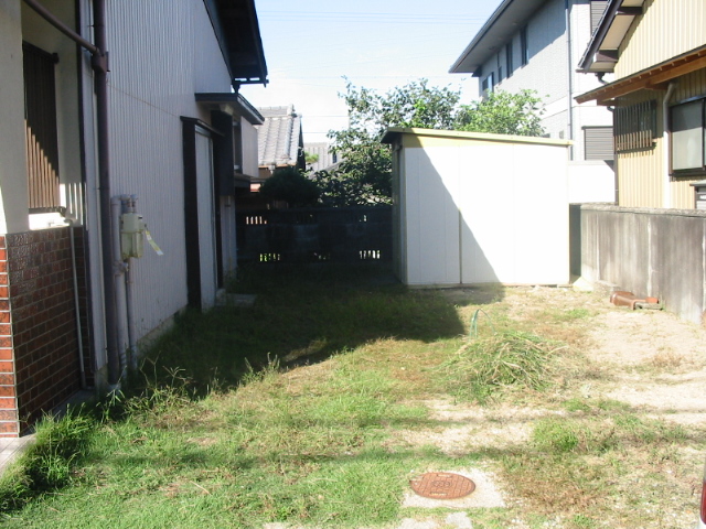 Garden. With storeroom.