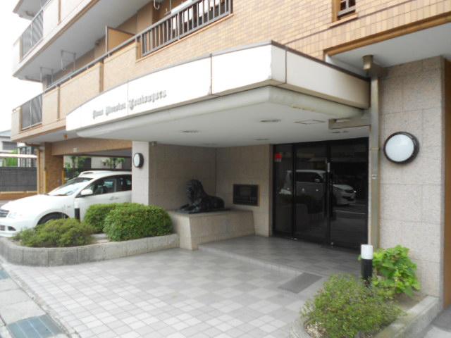 Entrance. Common areas