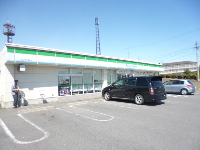 Convenience store. FamilyMart Yokkaichi Kawashima store up (convenience store) 664m