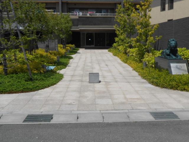 Entrance. Magnificent stone paste approach will gracefully welcome your family and guests.