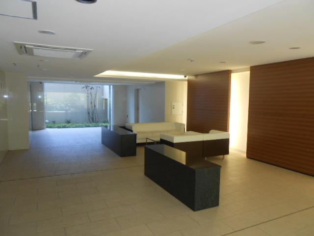 lobby. Overlooking the courtyard lounge has directed the comfort and status to welcome visitors to smart.