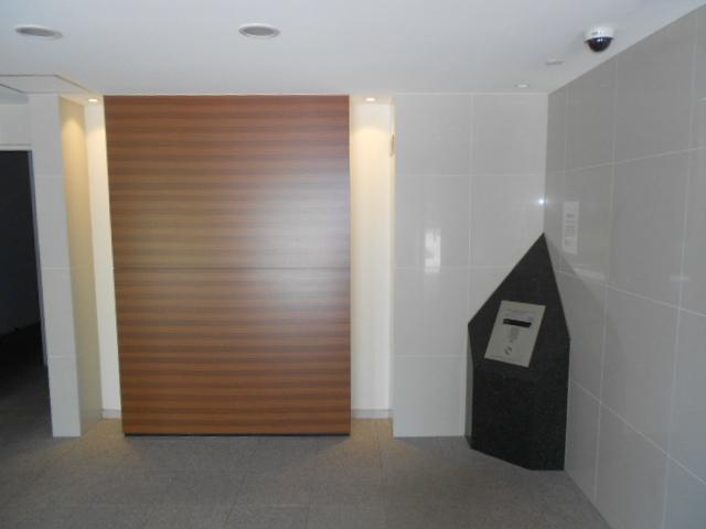 Entrance. Quadruple of peace of mind, DAIKYO quad lock system has been adopted.