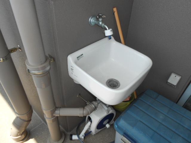 Other introspection. It is a slop sink on the balcony. Or wash your shoes, This is useful gardening care.