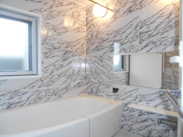 Bathroom. With the press of a button, Reheating from water-covered, Is Otobasu which can control up to hot water plus. With bathroom heating dryer also to dry out the laundry in the rain. Indoor (April 2013) Shooting