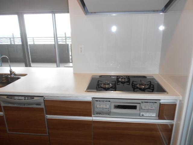 Kitchen. Dish washing dryer, Wide sink, Built-in water purifier, With a slide storage system Kitchen. Since it is a face-to-face, You can enjoy a conversation with your family.