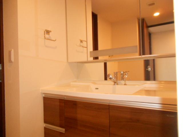 Wash basin, toilet. Hot water ・ Vanity of single lever type of regulation of the hot water temperature can be performed in the lever. Because it is a one-piece top plate, Cleaning is smooth. Indoor (April 2013) Shooting