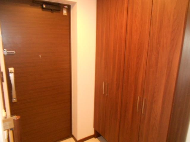 Entrance. Is rich also housed in the entrance. (July 2013) Shooting