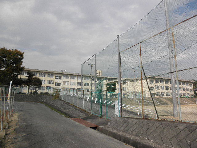 Junior high school. 869m to Yokkaichi Municipal Hazunaka school (junior high school)