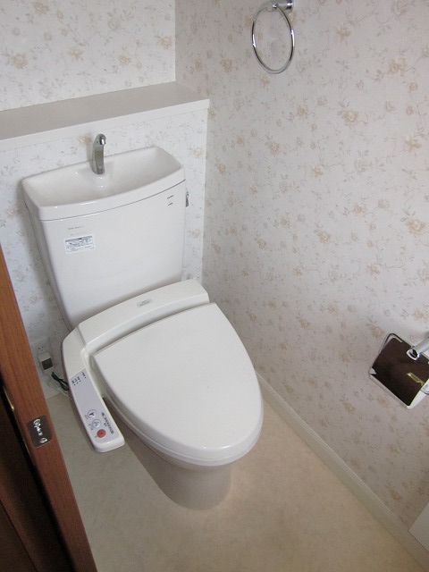 Toilet. 1st floor ・ With cleaning toilet seat in 2 Kaitomo. Yes window.