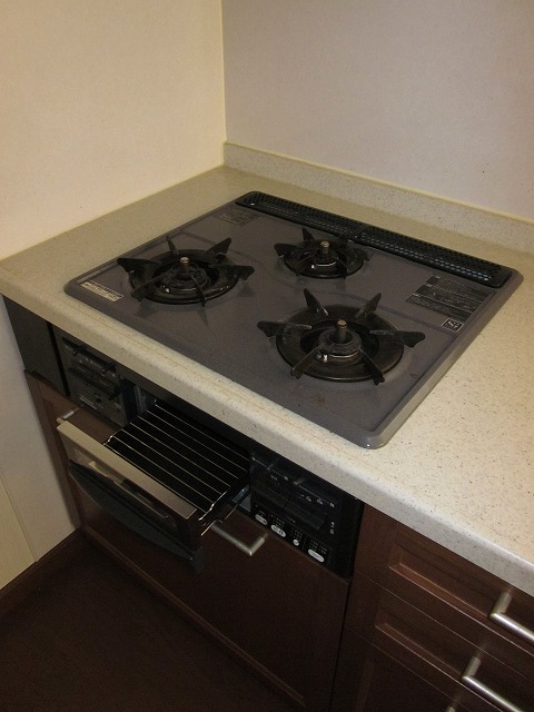 Kitchen. 3-neck built-in with stove.