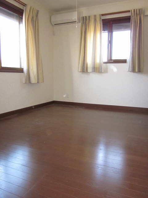 Living and room. Each room is also bright with two faces lighting.