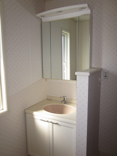Washroom. Second floor washroom. Window Ali.