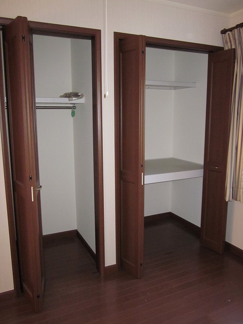 Receipt. The first floor Western-style storage.